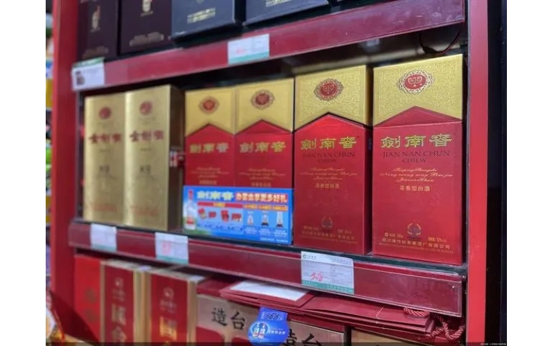 白酒淡季迎漲價(jià)潮 次高端欲沖高端局