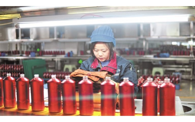 習(xí)水白酒包材企業(yè)趕訂單