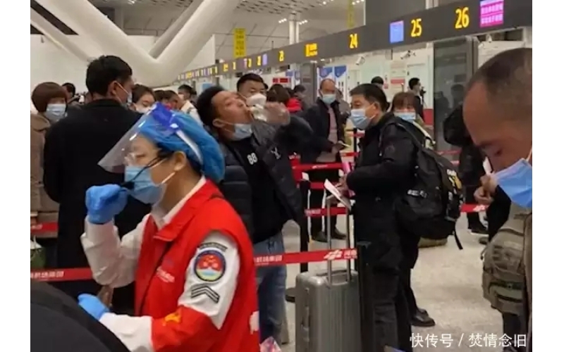 白酒不能帶上飛機(jī)，鄭州男子一口喝了半瓶，安檢員一句話讓他傻眼